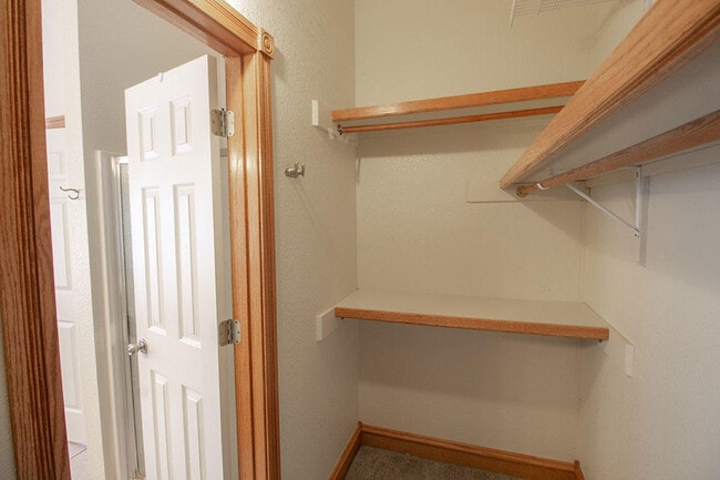 Building Photo - 1420 Bradford Dr