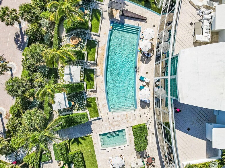 Building Photo - 5875 Collins Ave