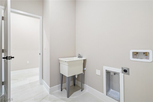 Building Photo - 2606 25th St SW