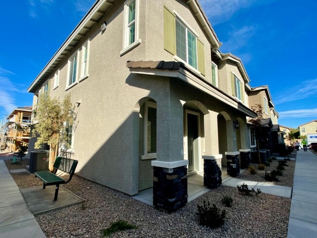 Building Photo - LOVELY TOWNHOUSE FOR RENT - GATED 3 BED 3 ...