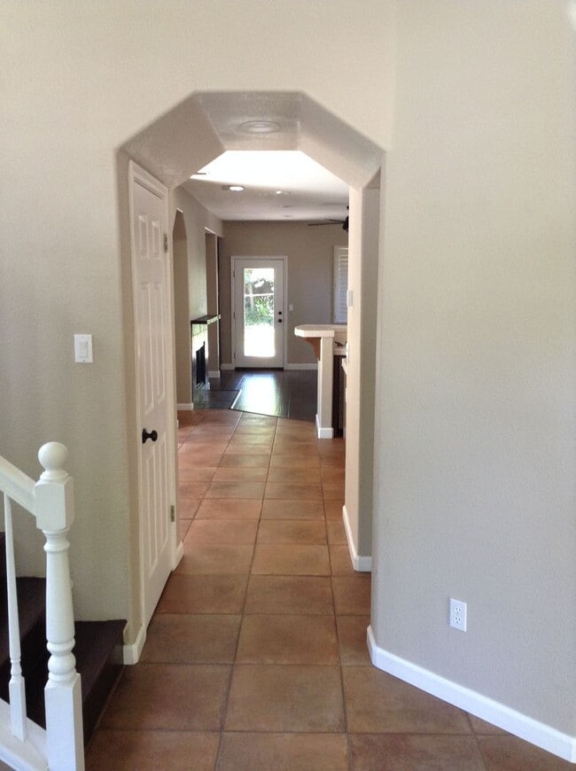 Building Photo - Beautiful Home!