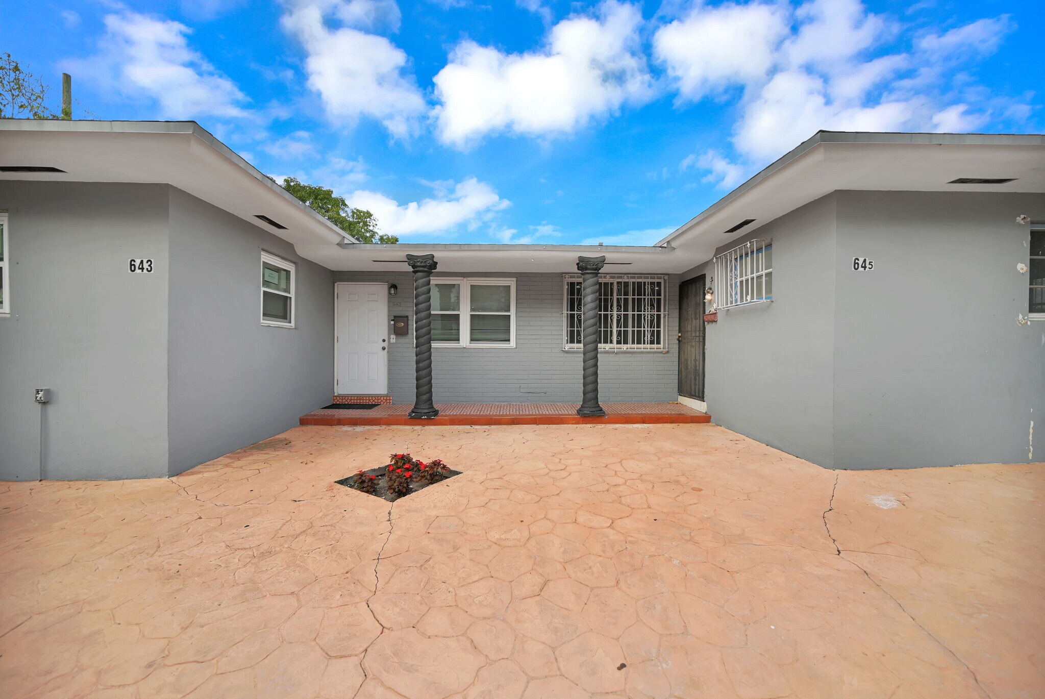 Building Photo - 645 NE 149th St