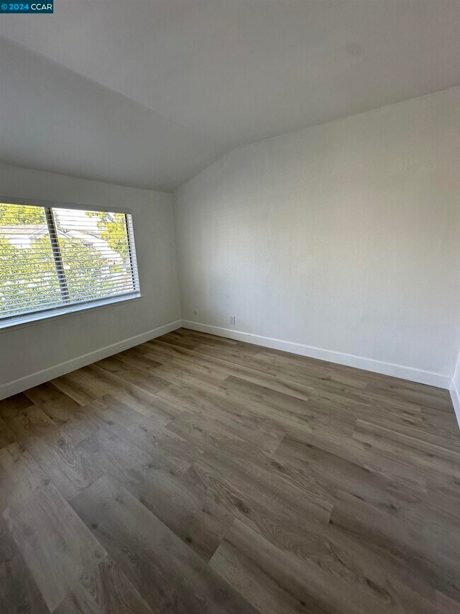 Building Photo - 1700 Siskiyou Dr