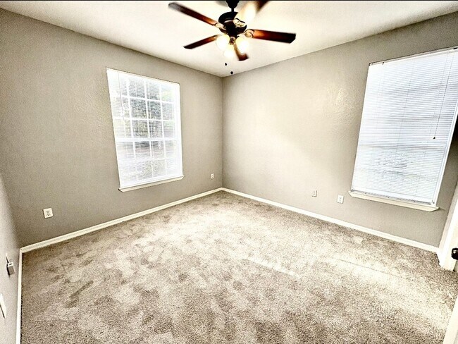 Building Photo - 819 Grand Regency Pointe