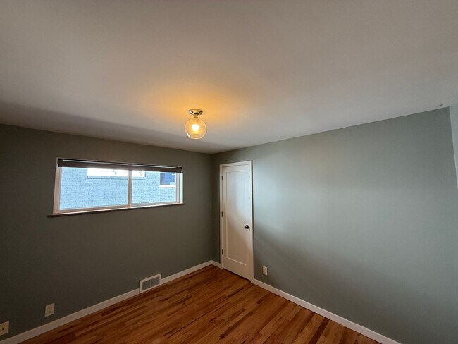Building Photo - Stunning 4 Bed 4 Bath Home Steps from Golden Gardens in Ballard with MIL Suite