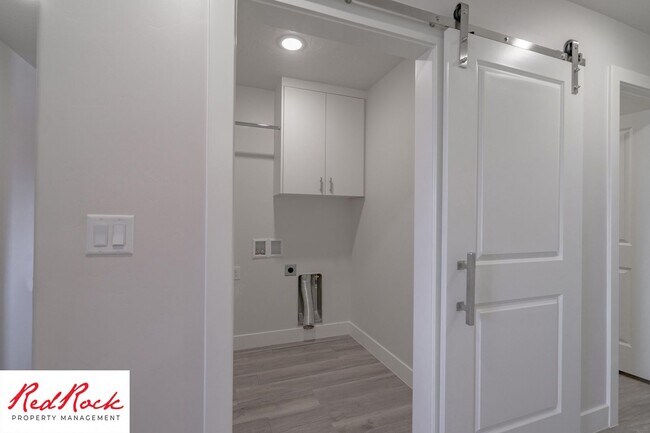 Building Photo - Pet friendly 3 Bedroom Townhome in Washington!