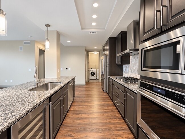 Building Photo - 10401 Town & Country Way