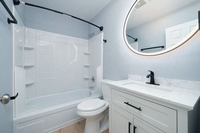 Building Photo - Recently remodeled 2 bedroom 1 bath unit! ...