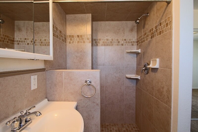 Building Photo - 2565 Willow Ln