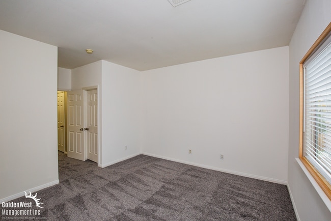 Building Photo - Spacious Home with Casita, Pool & Prime Las Vegas Location!