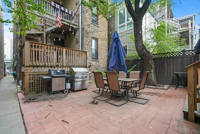 Building Photo - 1527 N Claremont Ave