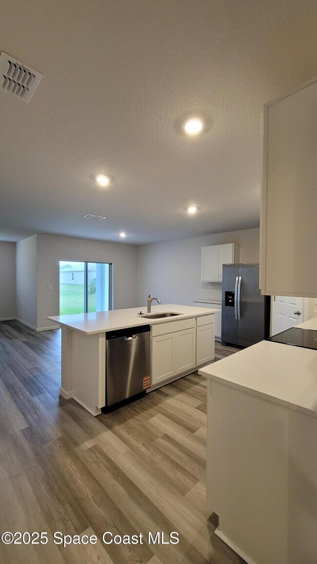 Building Photo - 591 Mimosa St SW