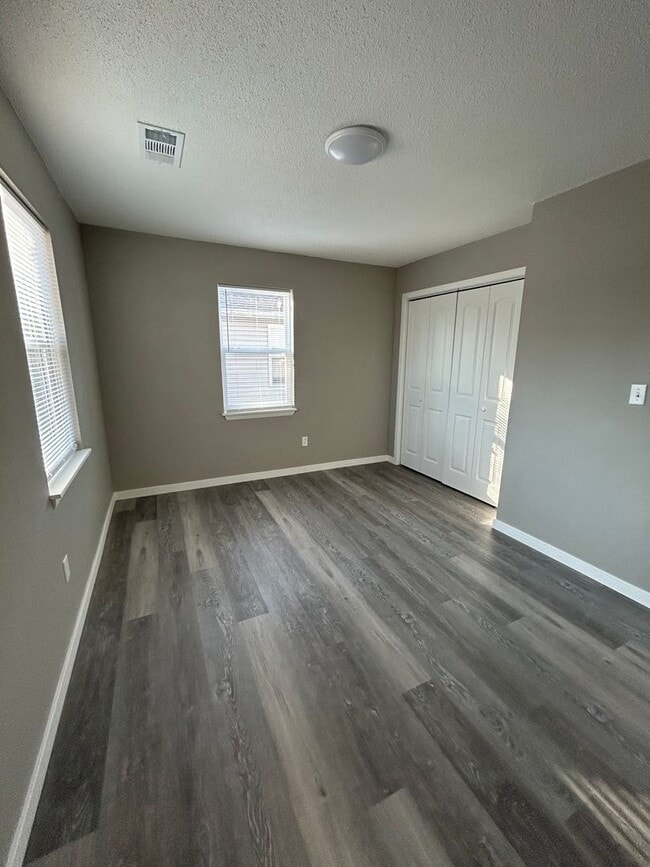 Building Photo - 1/2 OFF FIRST MONTH'S RENT!!!!!  MOVE-IN READY! Gorgeous! Newly Remodeled 3 Bedroom 2 Bathroom Home!
