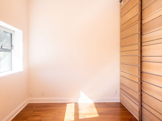 Building Photo - 1Bed/1Bath! Parking! Laundry! Garden! Pet! PROGRESSIVE