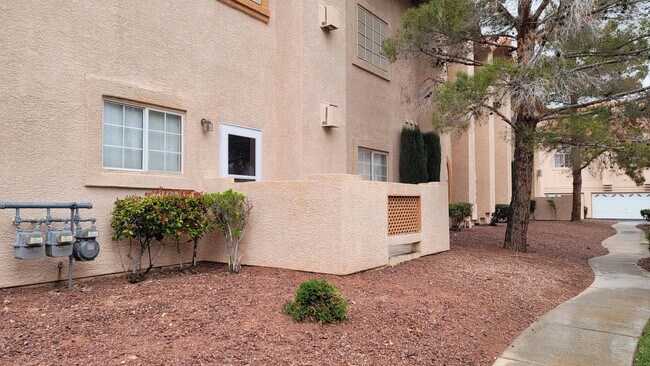 Building Photo - Fabulous First Floor Condo!
