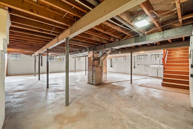 Building Photo - House Close To Campus!