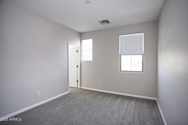 Building Photo - 947 E Ladbroke Way