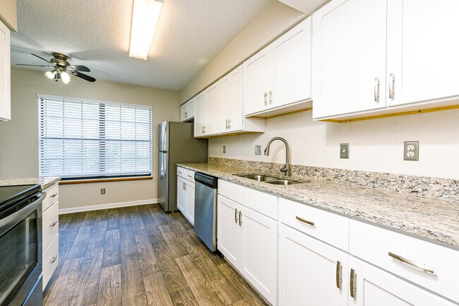 Building Photo - 14 Oakwood Park