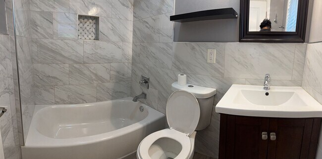 Building Photo - 5 Bedroom/4 Bath Home for lease on 1.5 Acr...
