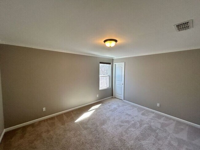 Building Photo - Spacious 5-Bedroom Home with Modern Amenit...