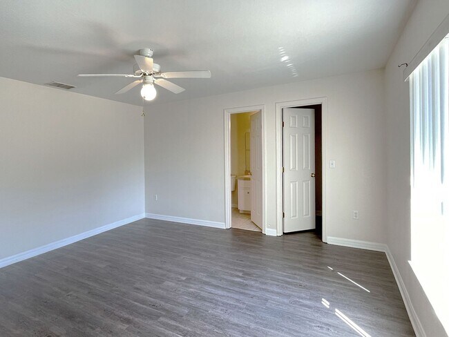 Building Photo - Three-Bedroom Home near Lake Elbert