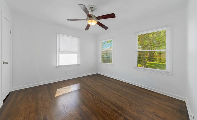 Building Photo - 3 Bedroom home in highly desireable area