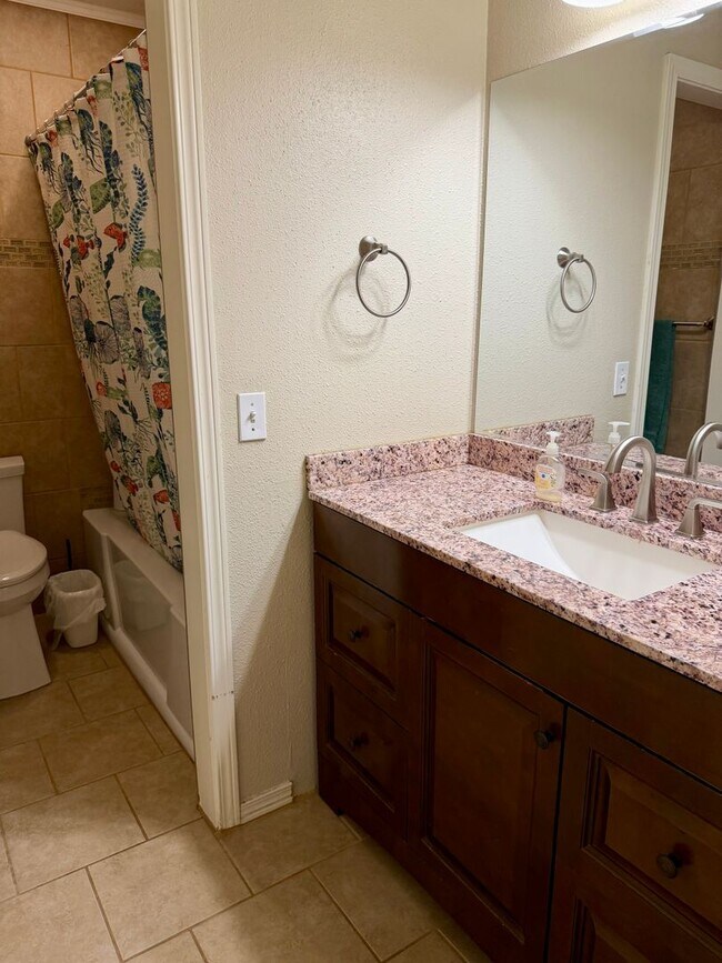 Building Photo - 2 Bedroom Townhouse with Carport