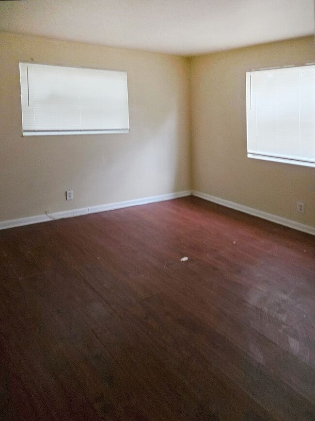 Building Photo - 2 bedroom 1 bathroom laundry hook ups