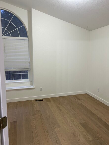 Building Photo - 3720 E Presidential Dr