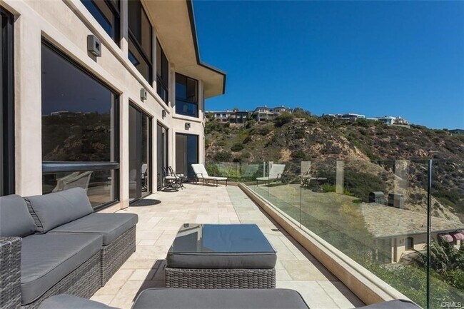 Building Photo - 1326 Skyline Dr