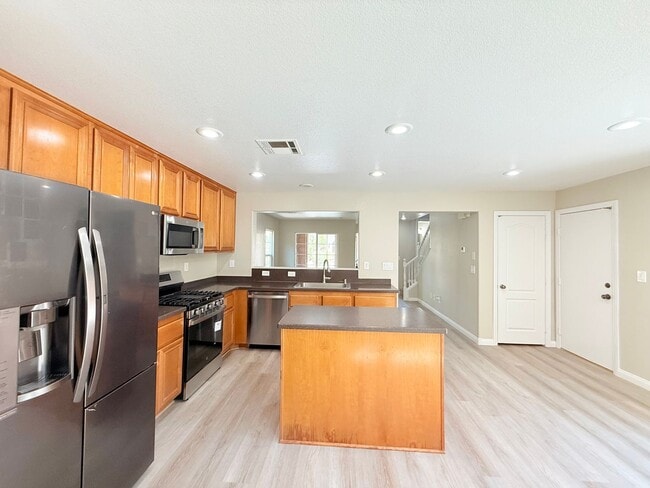Building Photo - Cozy and charming 3-bedroom, 2.5-bath home