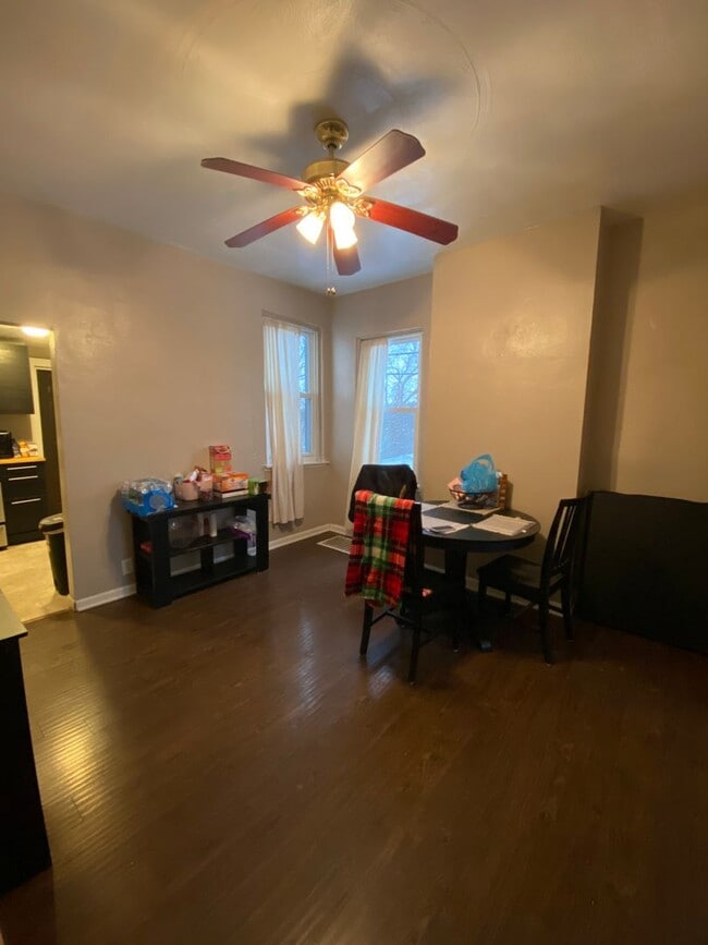 Building Photo - AVAILABLE MAY 2026  - 2 Bedroom Home in Mt Washington w/ Fenced In Yard!