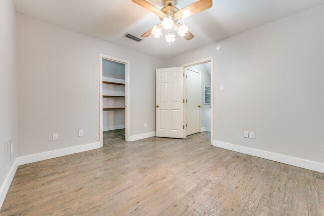 Building Photo - Absolutely Stunning!