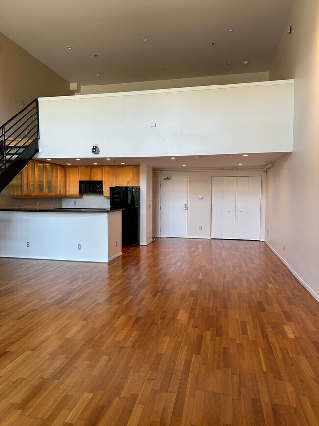 Building Photo - SPACIOUS 1-Bedroom 1.5 bath Live/Work loft...