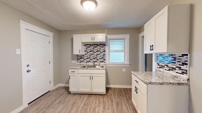 Building Photo - 3 Bed / 1 Bath in Cleveland!