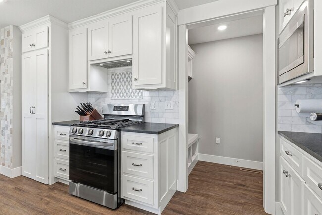 Building Photo - Stunning 6 Bed, 3 Bath Heritage Hills Home | 3-Car Garage | Walk-Out Basement