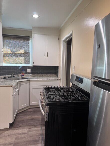 Building Photo - 725 N Mariposa St