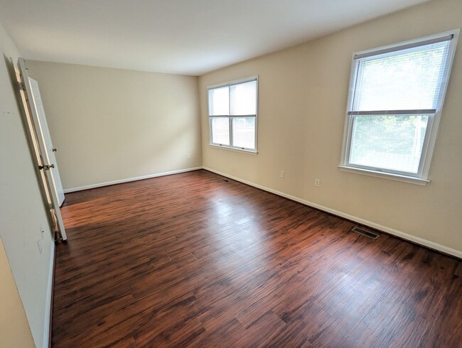 Building Photo - Beautifully maintained townhouse in Freder...