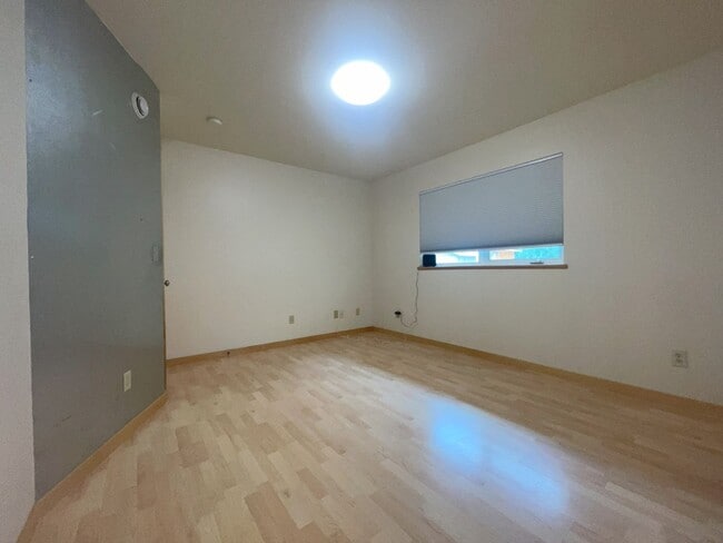 Building Photo - Beautiful 2-bedroom 1.5-bathroom home