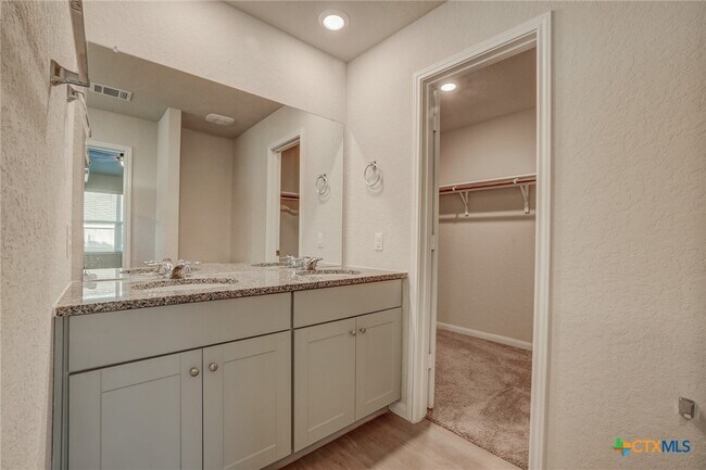 Building Photo - 1945 Redstart