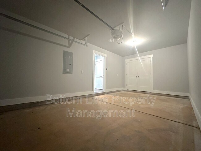 Building Photo - 2927 Burgess Dr