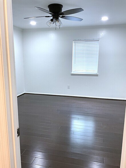 Building Photo - 1001 Woodland Vlg