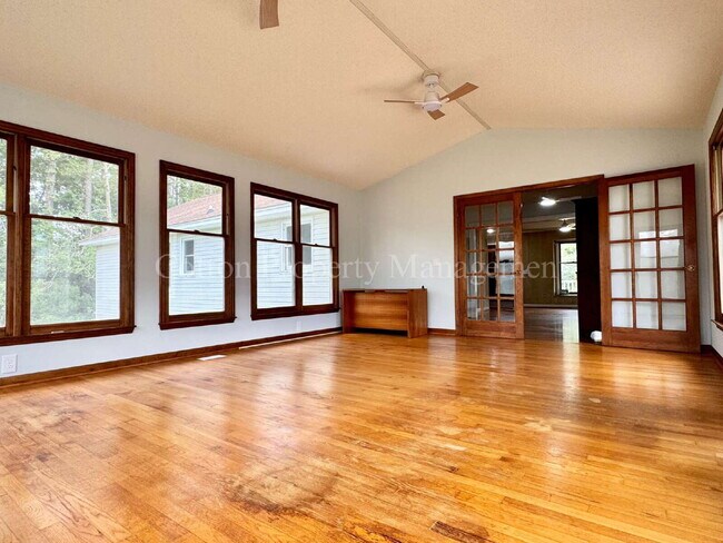 Building Photo - 307 Abbey Ln