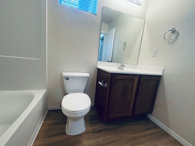Building Photo - 4 bed 2 bath home in Huning Ranch.