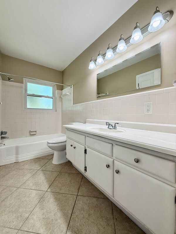 Building Photo - 2565 Granada Cir W