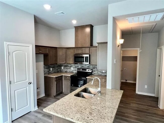 Building Photo - 4 Bedroom 3 Bath
