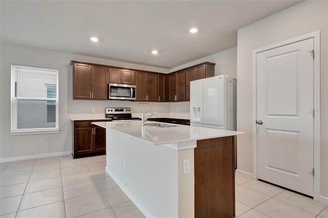 Building Photo - 1917 Summer Serenity Dr