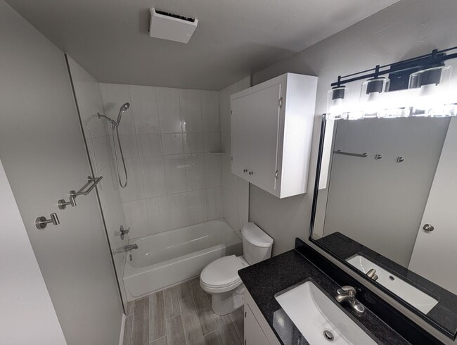 Building Photo - Remodeled luxury 1 bedroom, 1 bath house i...