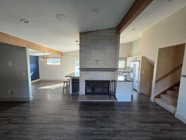 Building Photo - 3Bedroom, 2.5 Bath Mid Century Modern Home...