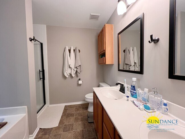 Building Photo - Charming Large 4-Bedroom Home in Crestview!